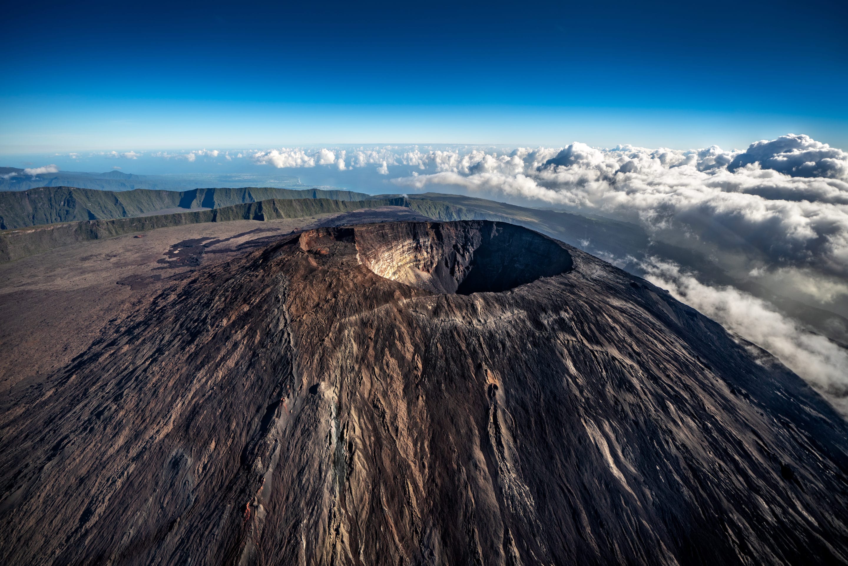 le piton de la fournaise lors d'un survol en hélicoptère